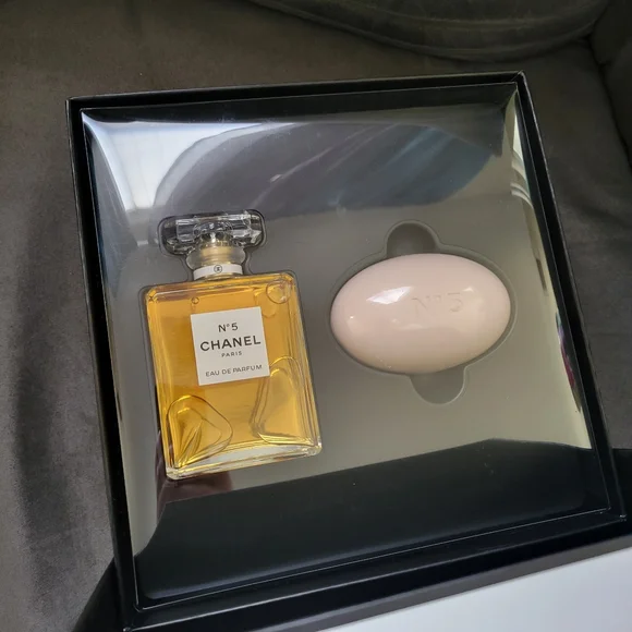 Chanel No 5 EDP 3.4oz Spray & Bath Soap Signature Box Gift Set NEW - Picture 8 of 8